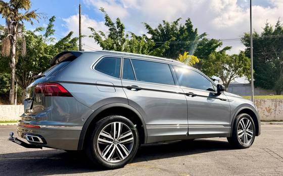 VOLKSWAGEN TIGUAN 2.0 300 TSI GASOLINA ALLSPACE R-LINE AUTOMÁTICO VOLKSWAGEN TIGUAN 2.0 300 TSI GASOLINA ALLSPACE R-LINE AUTOMÁTICO